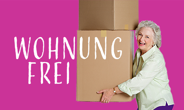 ältere Frau lachend trägt Umzugskisten